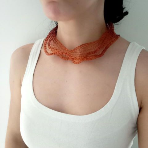 Collar corto tejido en cobre