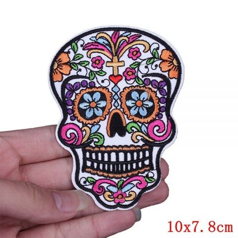 Parche Calavera blanco con rosa